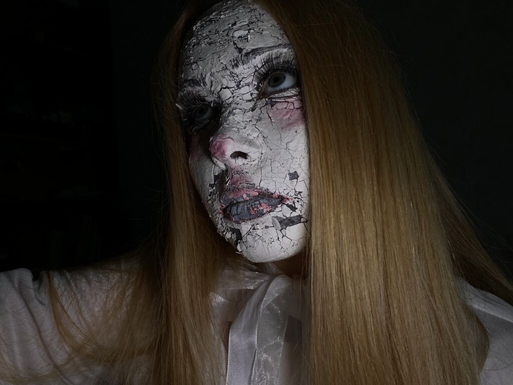 Cracked doll makeup