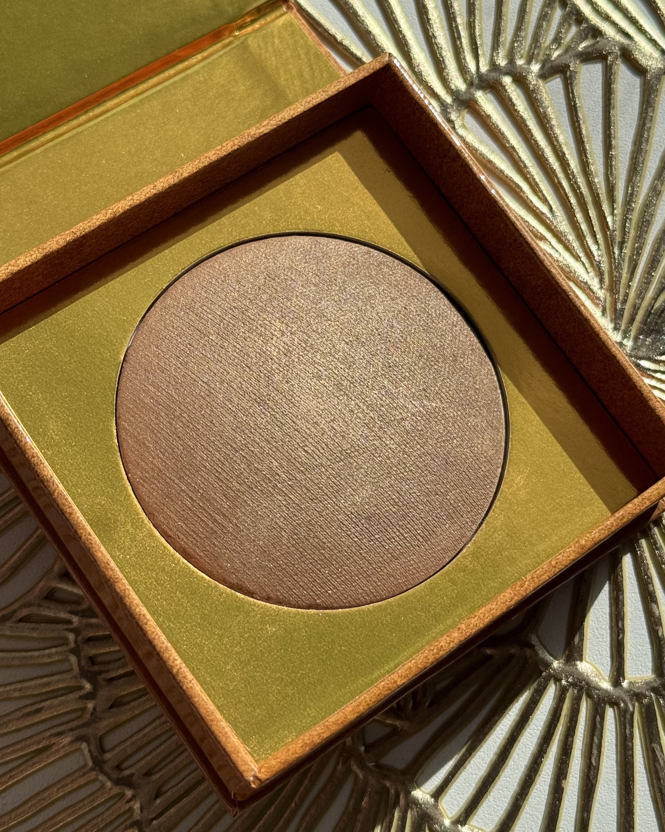 Якщо ви в пошуках гідного бронзера, то Pierre Rene Shimmering Bronzing Powder вартий уваги