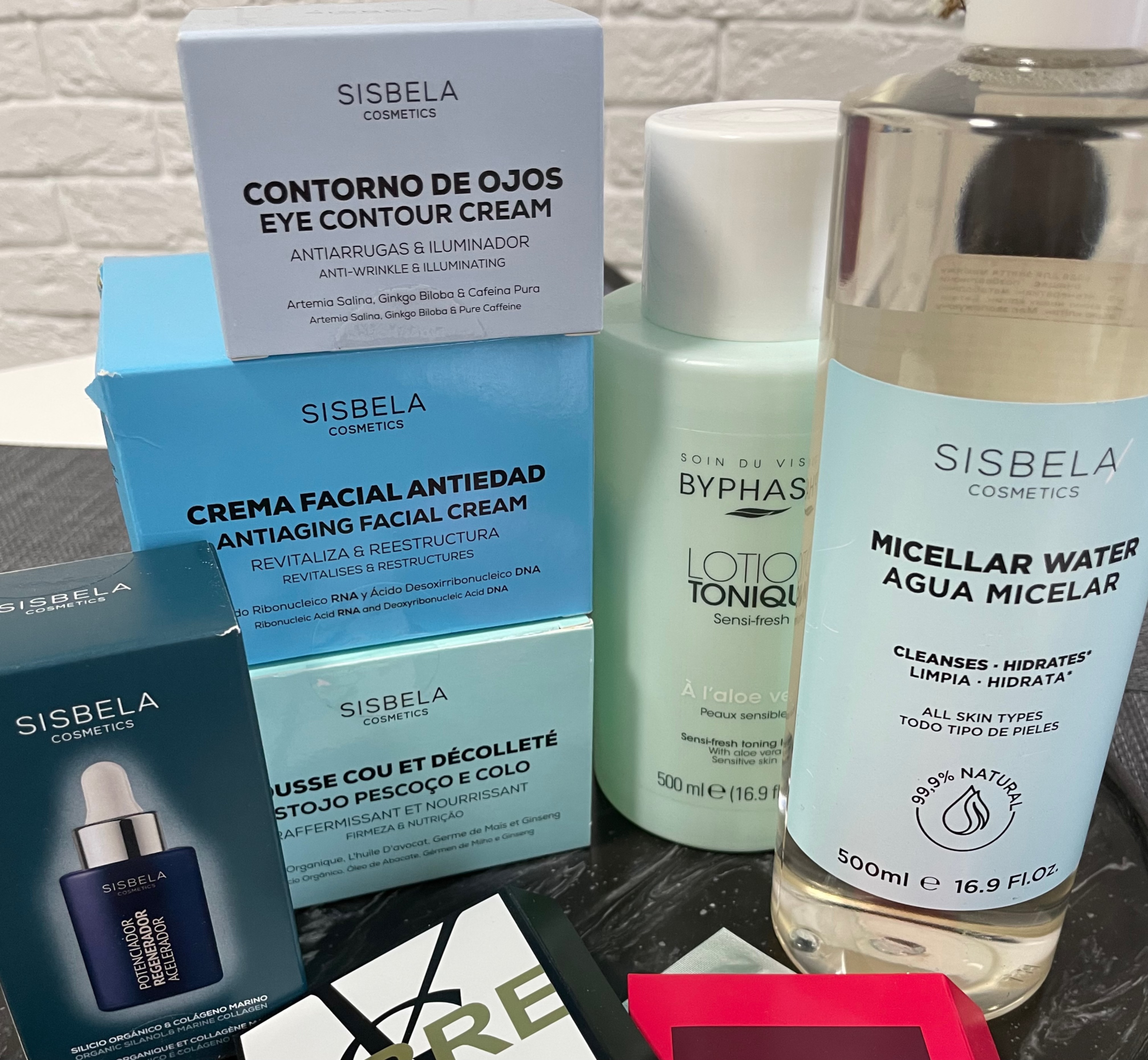 Sisbela Anti-Aging Зміцнювальний і живильний крем для шиї та зони декольте