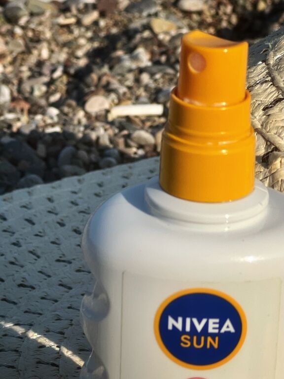 NIVEA Sun Protect & Sensitive Spray - для мене виявився ідеальним!