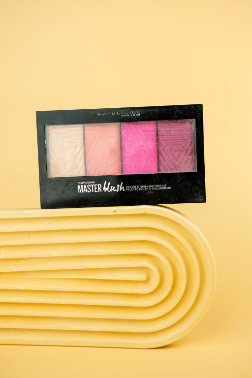 Вже затерта упаковка: Maybelline New York Rouge Palette Master Blush Palette