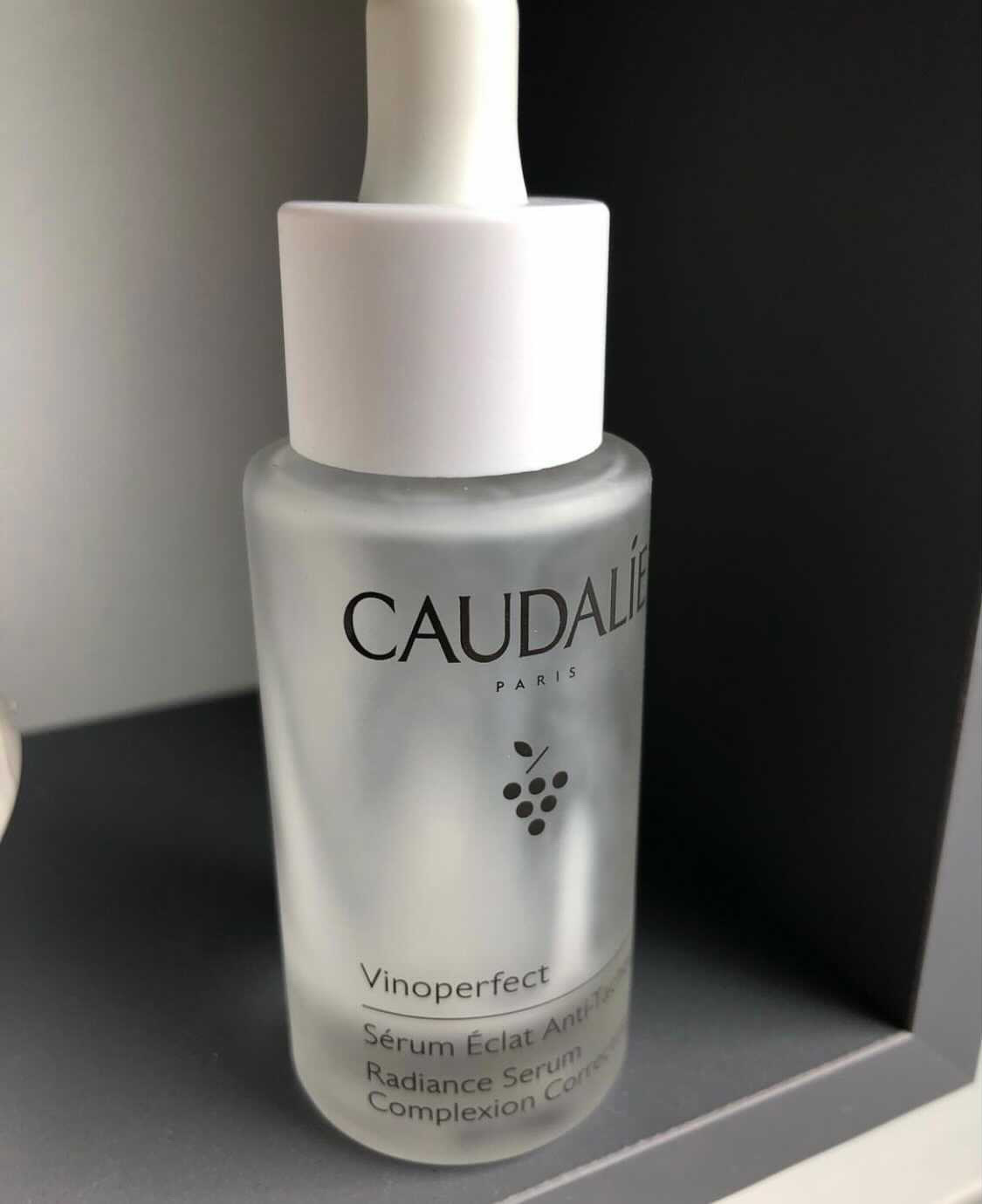 Огляд сироватки для сяяння шкіри Caudalie Vinoperfect