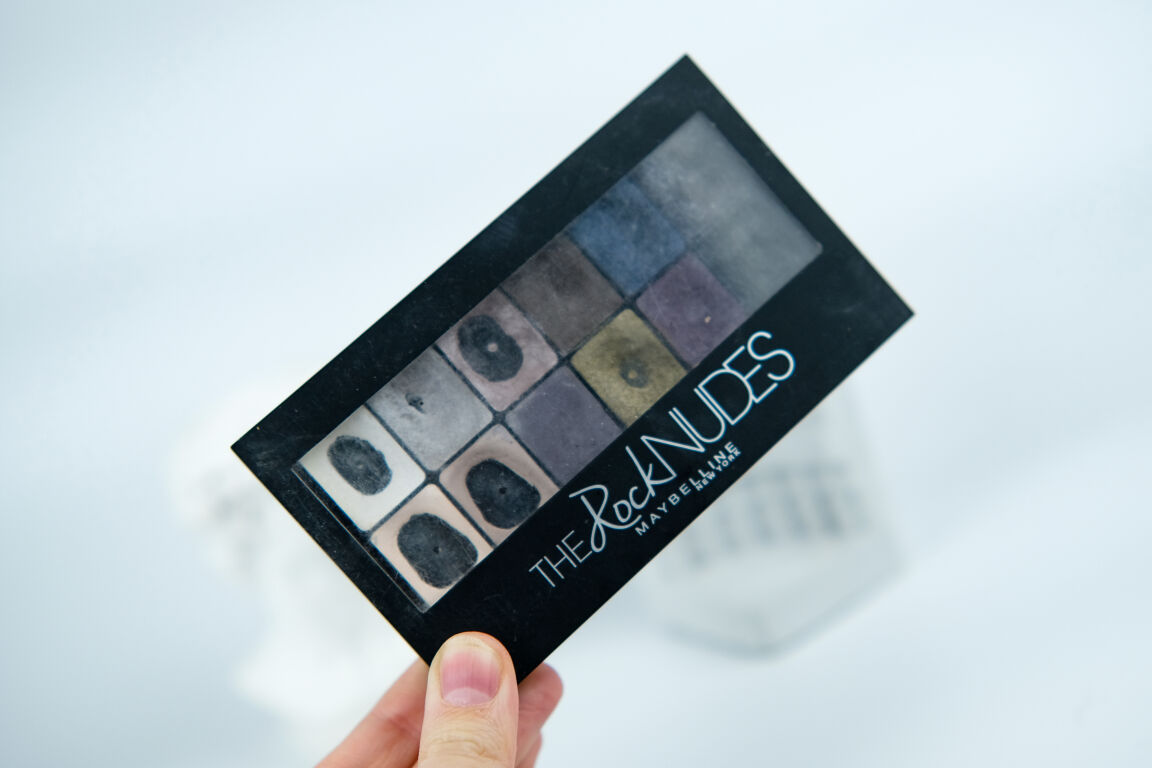 Очі б мої її не бачили, але викинути шкода: Maybelline The Rock Nudes Eye Shadow Palette