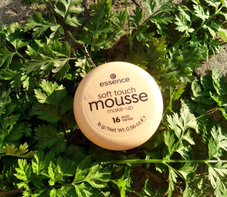 Тональний мус для обличчя Essence Soft touch mousse – чудова ідея, а ос�ь сам засіб викликає питання.