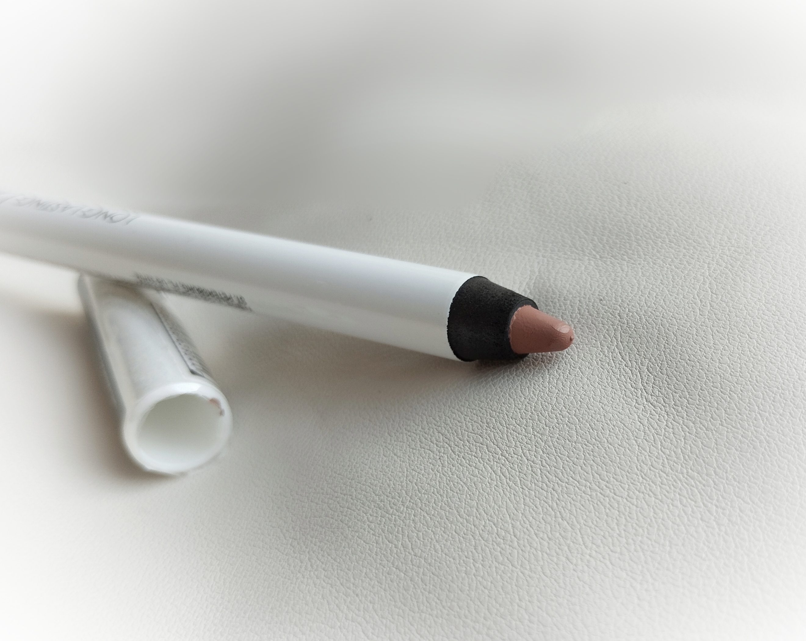 Рожевий тауп + ніжне Lip комбо з цим олівцем