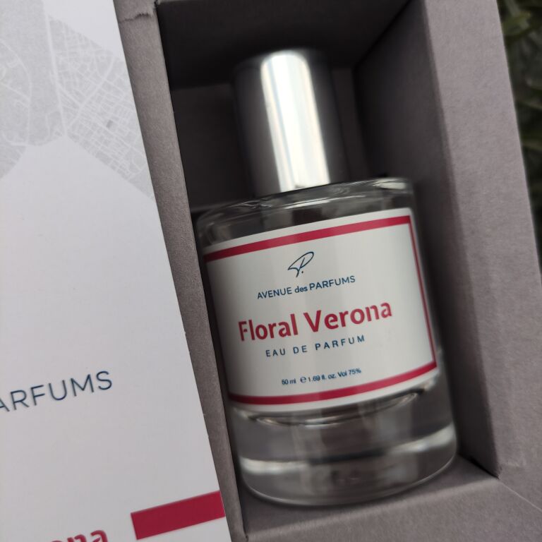 Floral Verona - оксамитова троянда. Аромат серйозний.