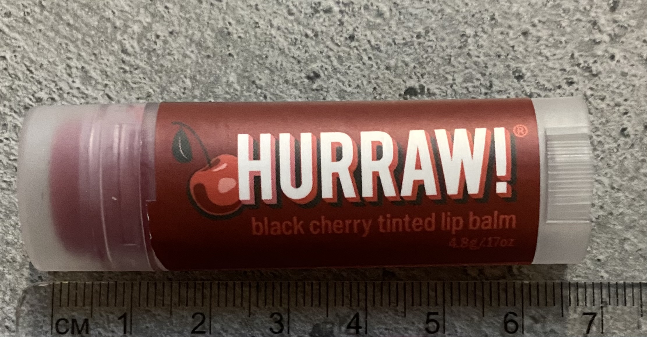 Чарівний колір і ефективне зволоження: Огляд бальзаму для губ Hurraw Black Cherry Tinted Lip Balm"