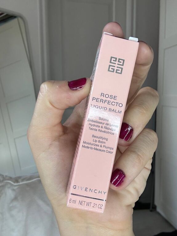 Легк�е печіння на губах: як працює Givenchy Rose Perfecto Liquid Lip Balm?