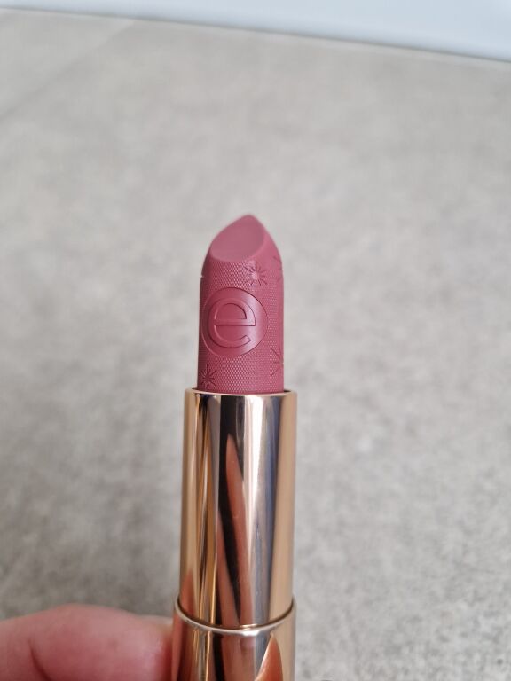 Бюджет чи розкіш: кремові помади Essence Shine Caring vs. Tom Ford Lip Color