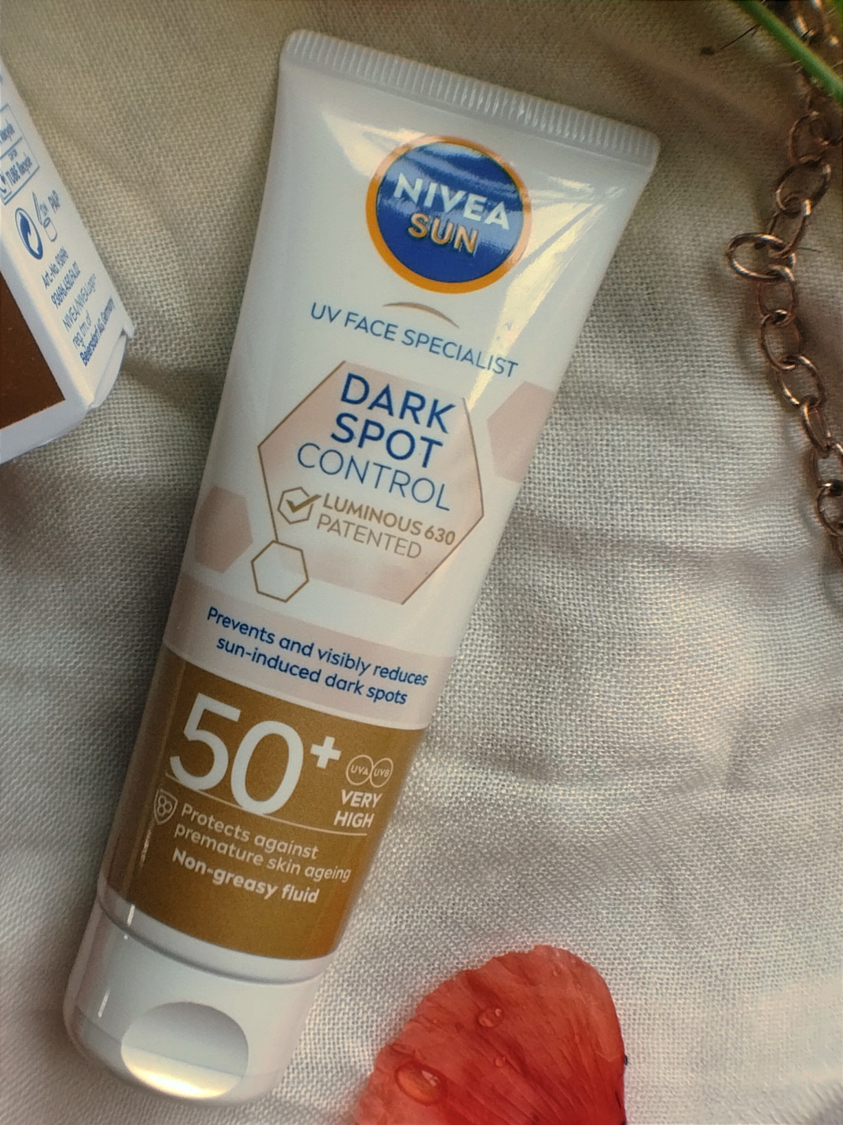 Сонцезахисний крем-флюїд для обличчя "Контроль пігментації" SPF 50