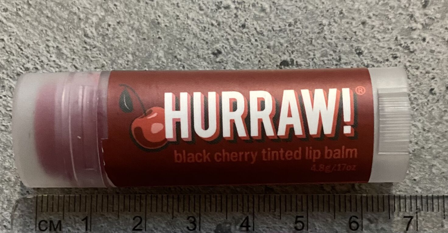 Чарівний колір і ефективне зволоження: Огляд бальзаму для губ Hurraw Black Cherry Tinted Lip Balm"
