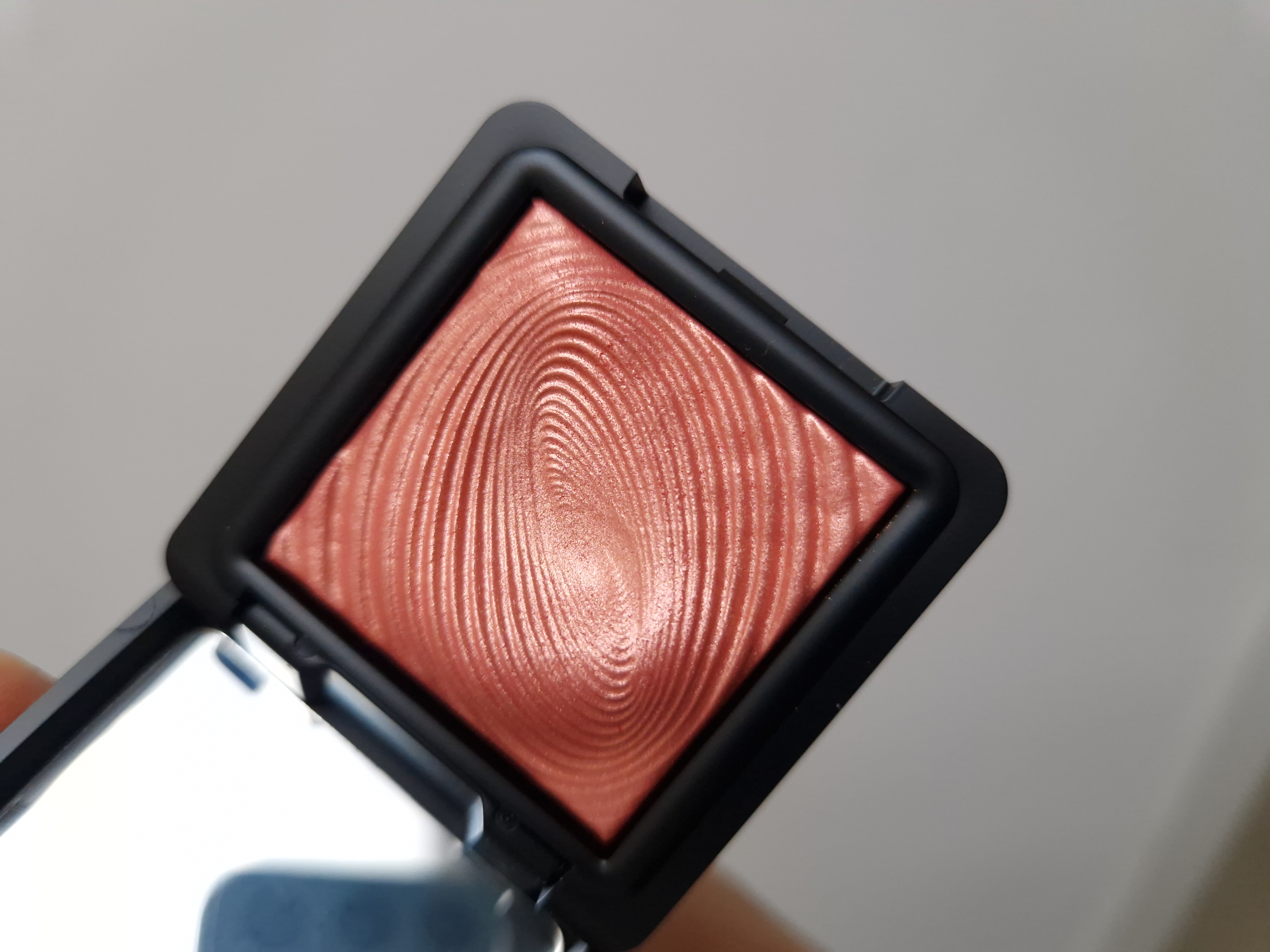 Бюджетний і тендітний аналог Nars Orgasm - Kiko Milano Water Eyeshadow 219