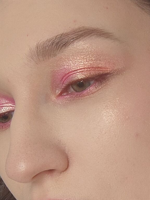 Іскристо-рожевий денний макіяж 