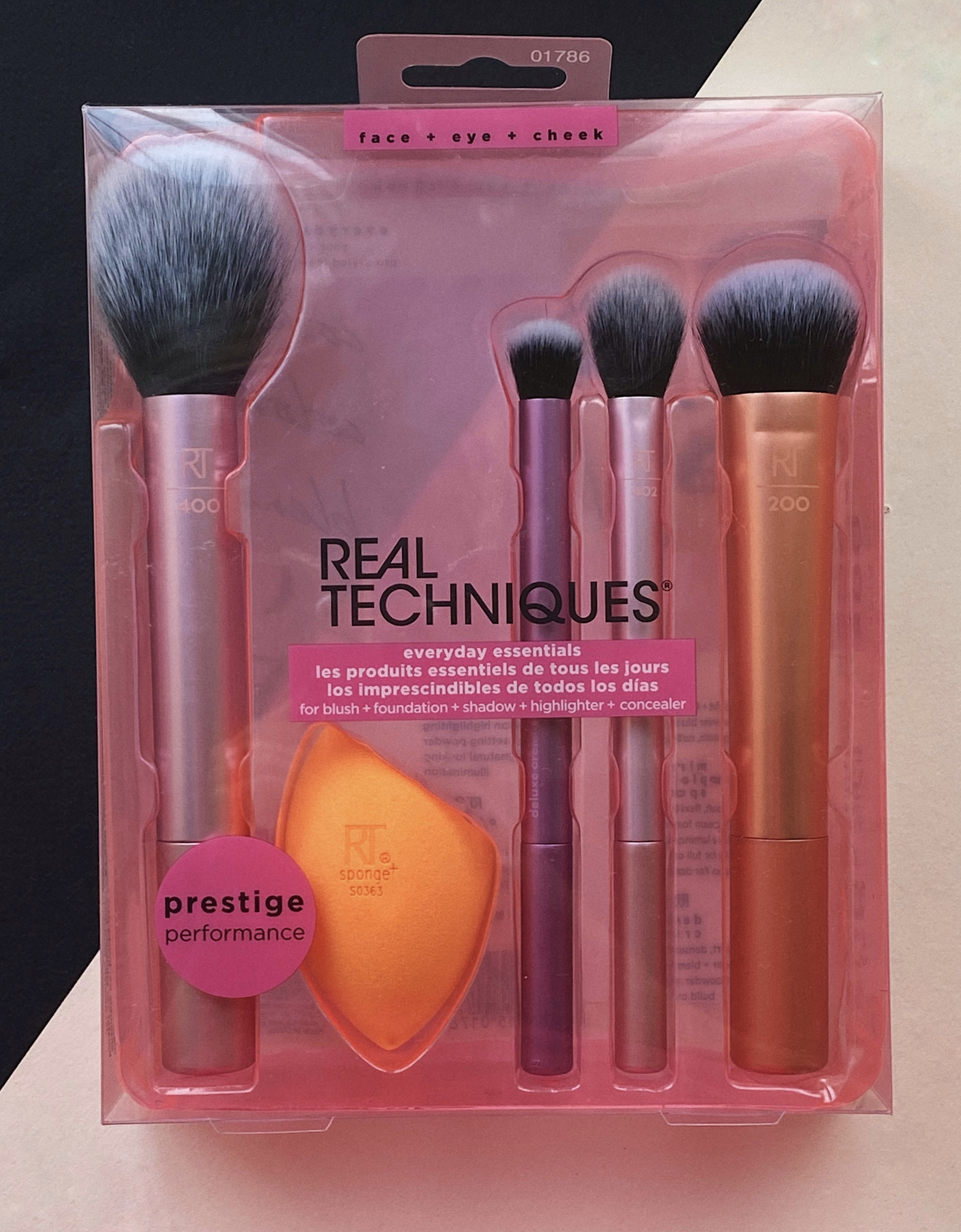 Розглянемо наповнення Real Techniques Everyday Essentials Set