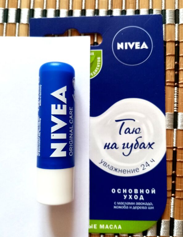 Легендарний бальзам для губ від Nivea