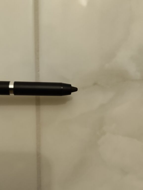 Шукаєте дуже стійкий олівець для очей - тоді цей олівець те що треба.