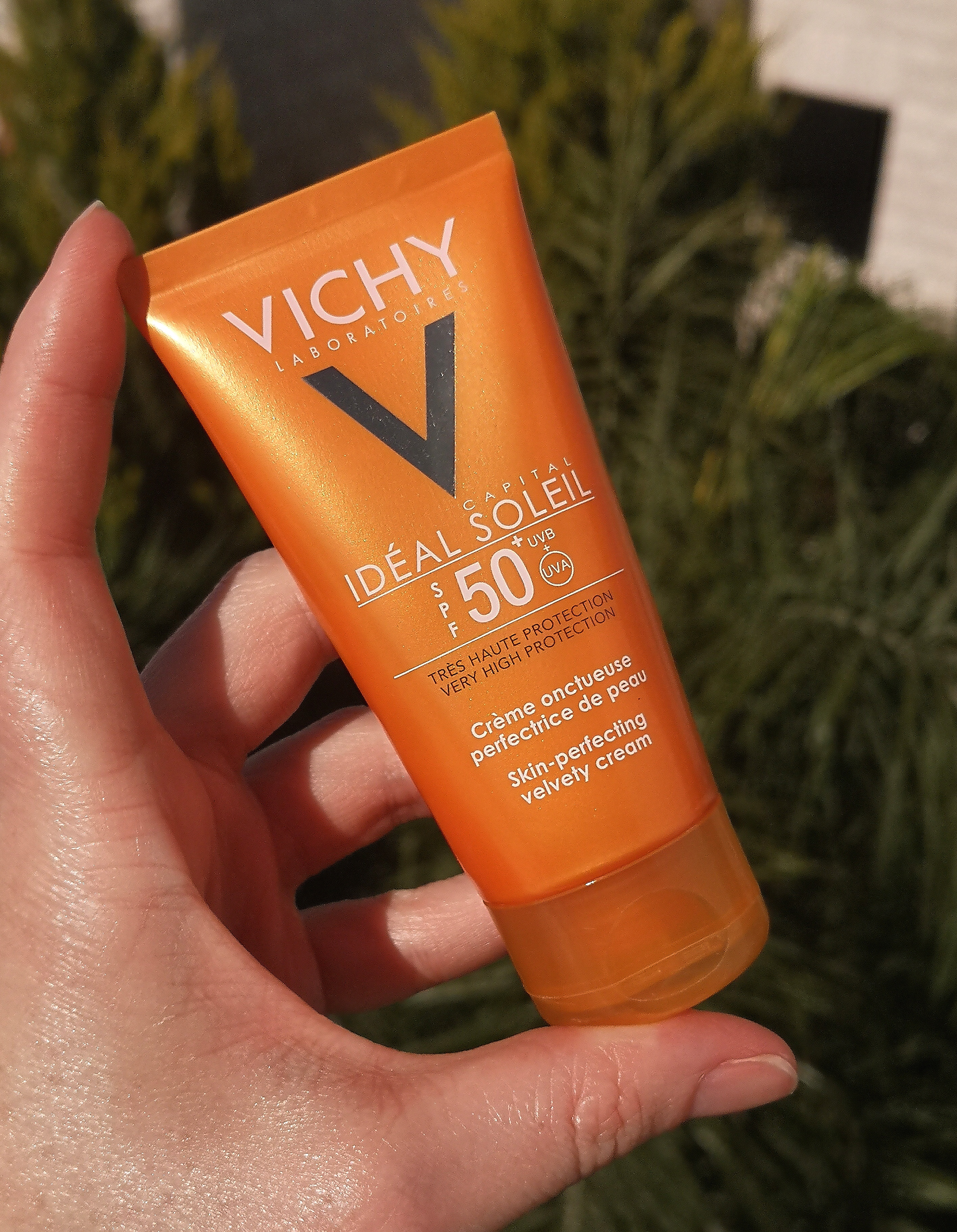 Ideal Soleil Velvety Cream SPF50+ (UVB+UVA) від Vichy.