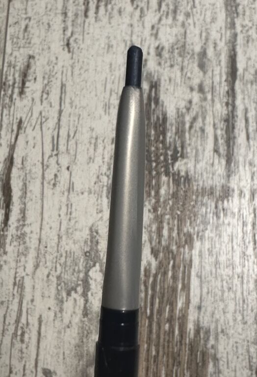 Люксовий стійкий олівець для очей у чорн�ому кольорі, який виявився не дуже чорним