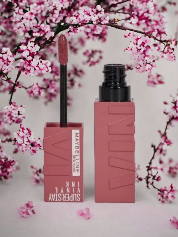 Одна з моїх �найулюбленіших та найстійкіших помад Vinyl від Maybelline