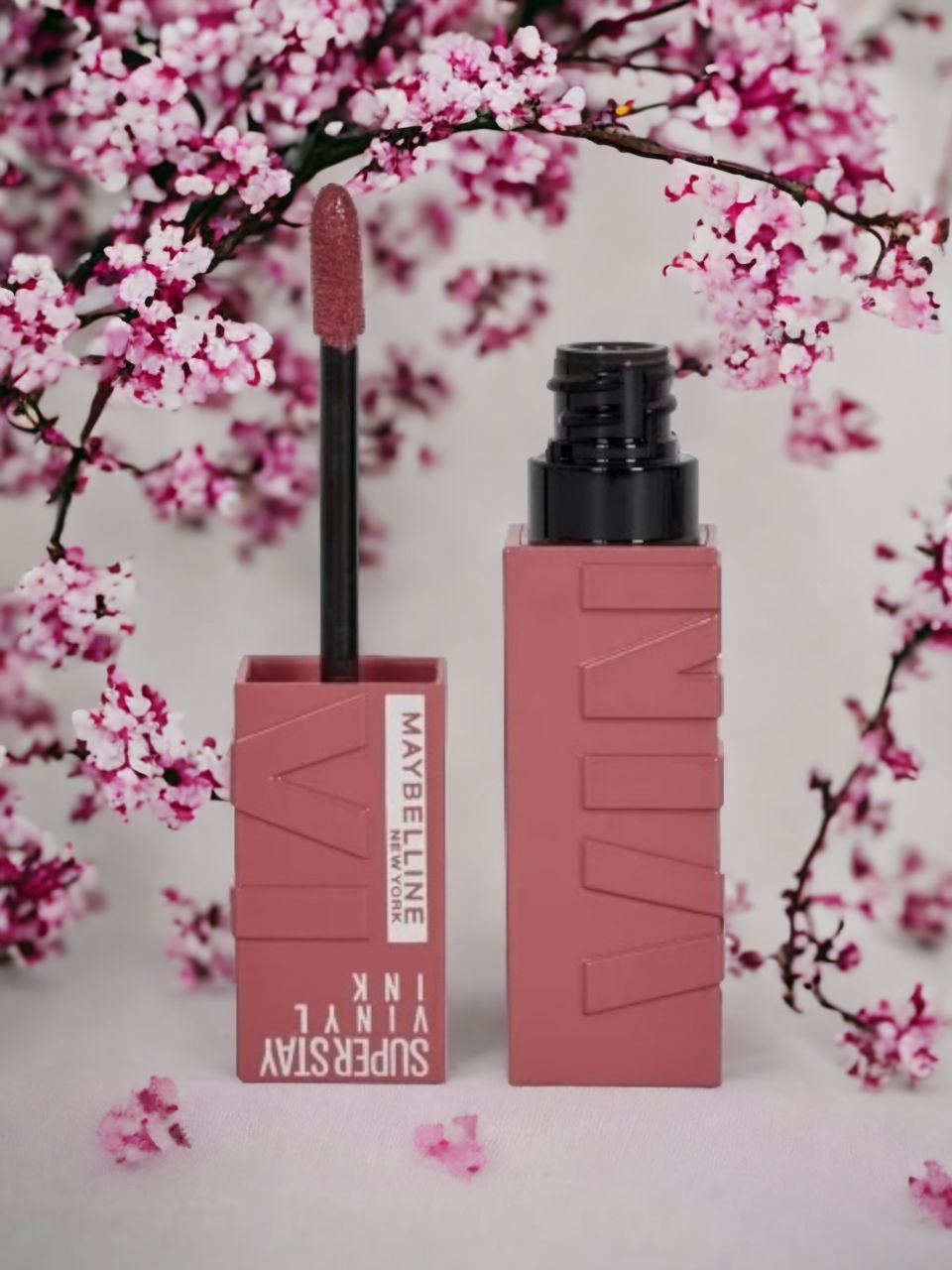 Одна з моїх найулюбленіших та найстійкіших помад Vinyl від Maybelline