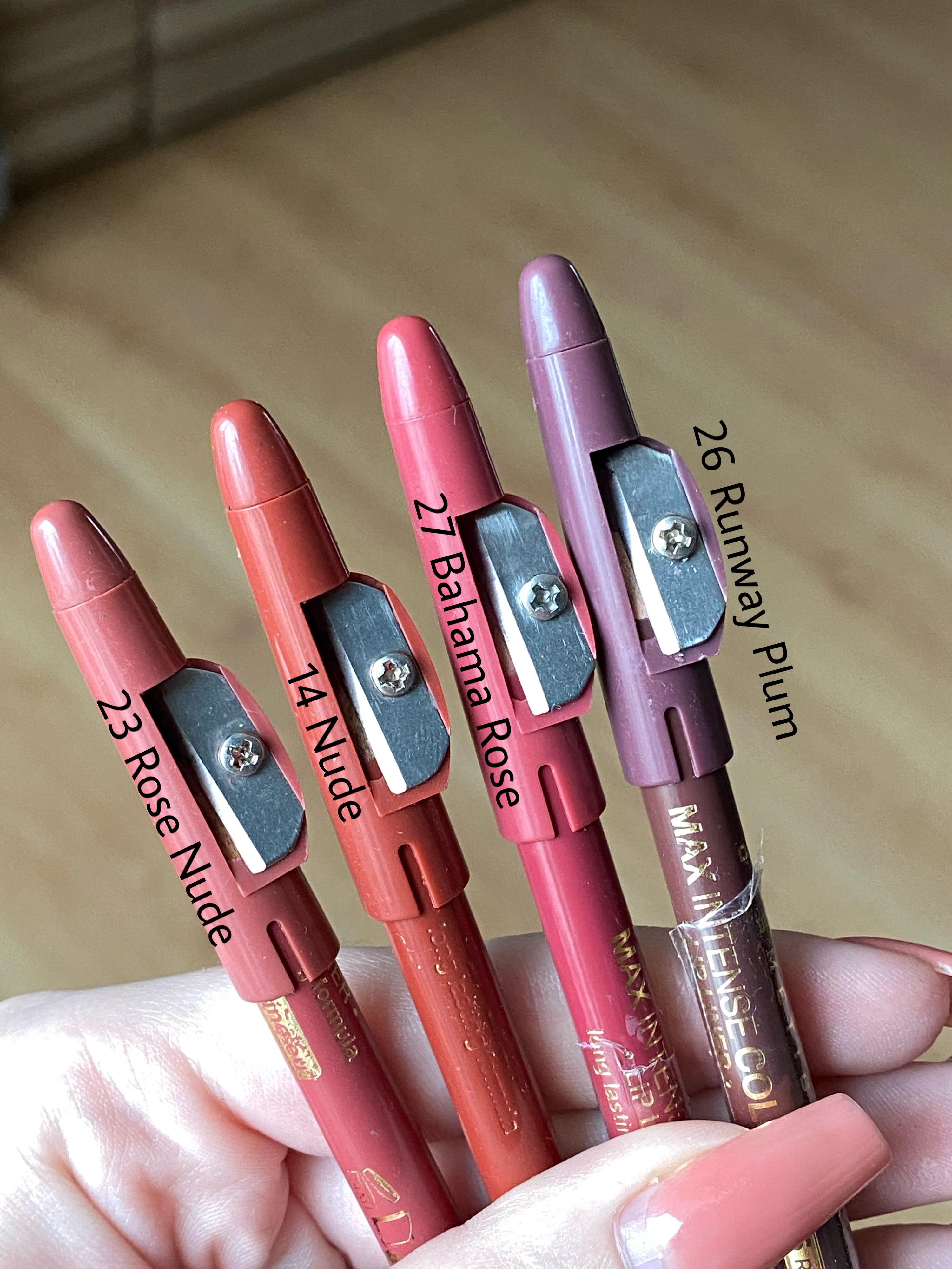Олівчики для губ від Eveline + свотчі чотирьох кольорів