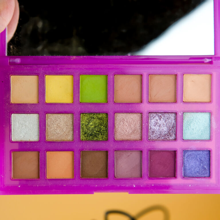 Палетка на кожен день: GlammBee Gravity Abstraction Eyeshadow Palette