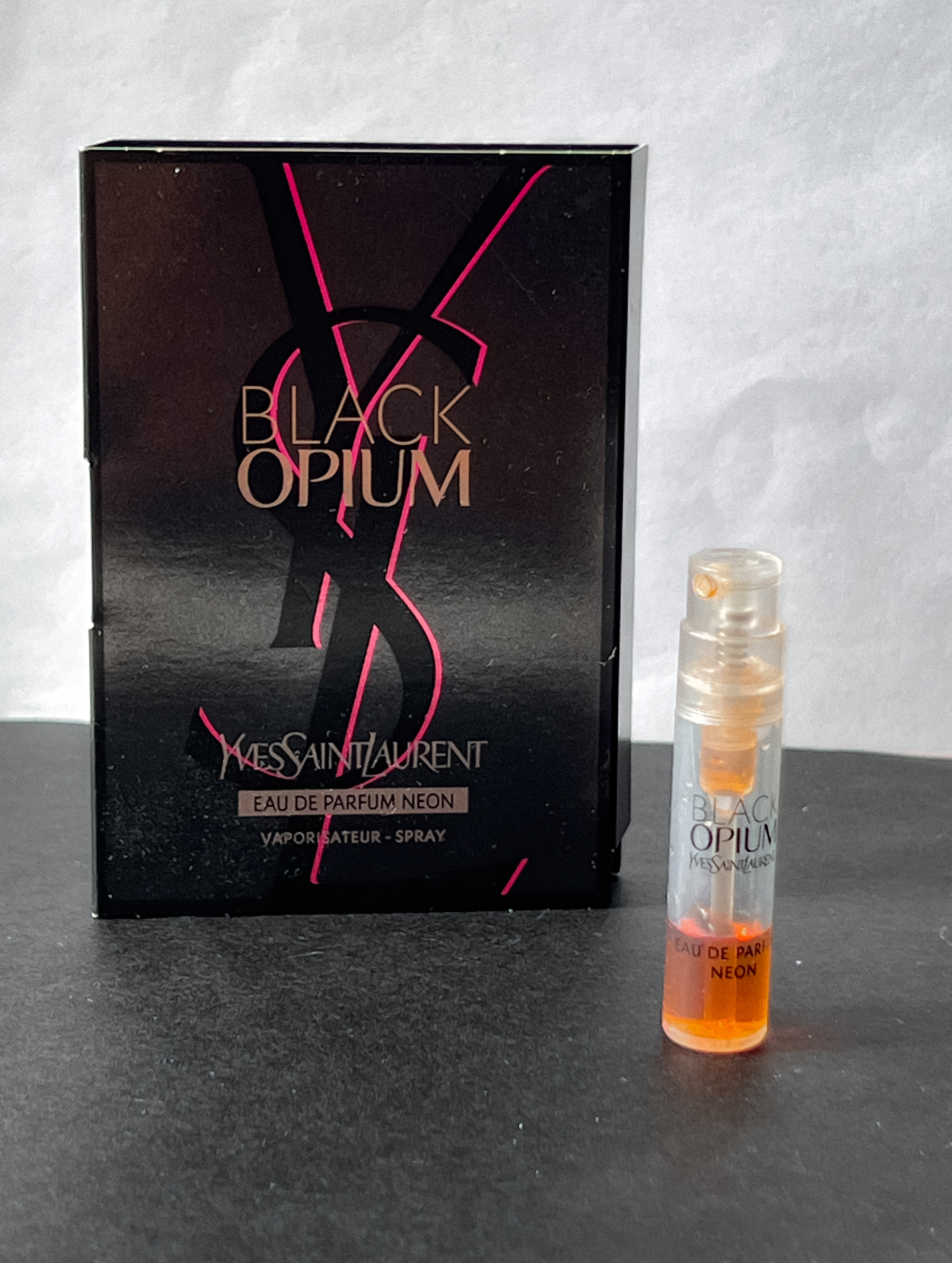 Black Opium Neon: słodka pokusa czy duszący zapach