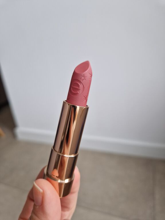 Бюджет чи розкіш: кремові помади Essence Shine Caring vs. Tom Ford Lip Color