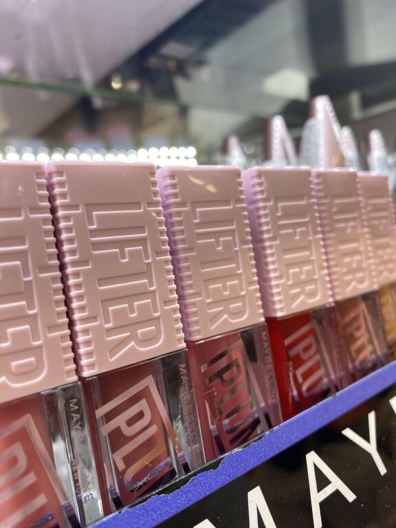 Новинка Maybelline New York Lifter Plump!) Показую свотчі шести відтінків 