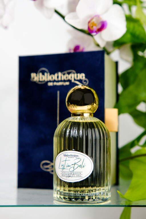 Загубленні п�осеред таємничого острова: Bibliotheque de Parfum Lost in Bali