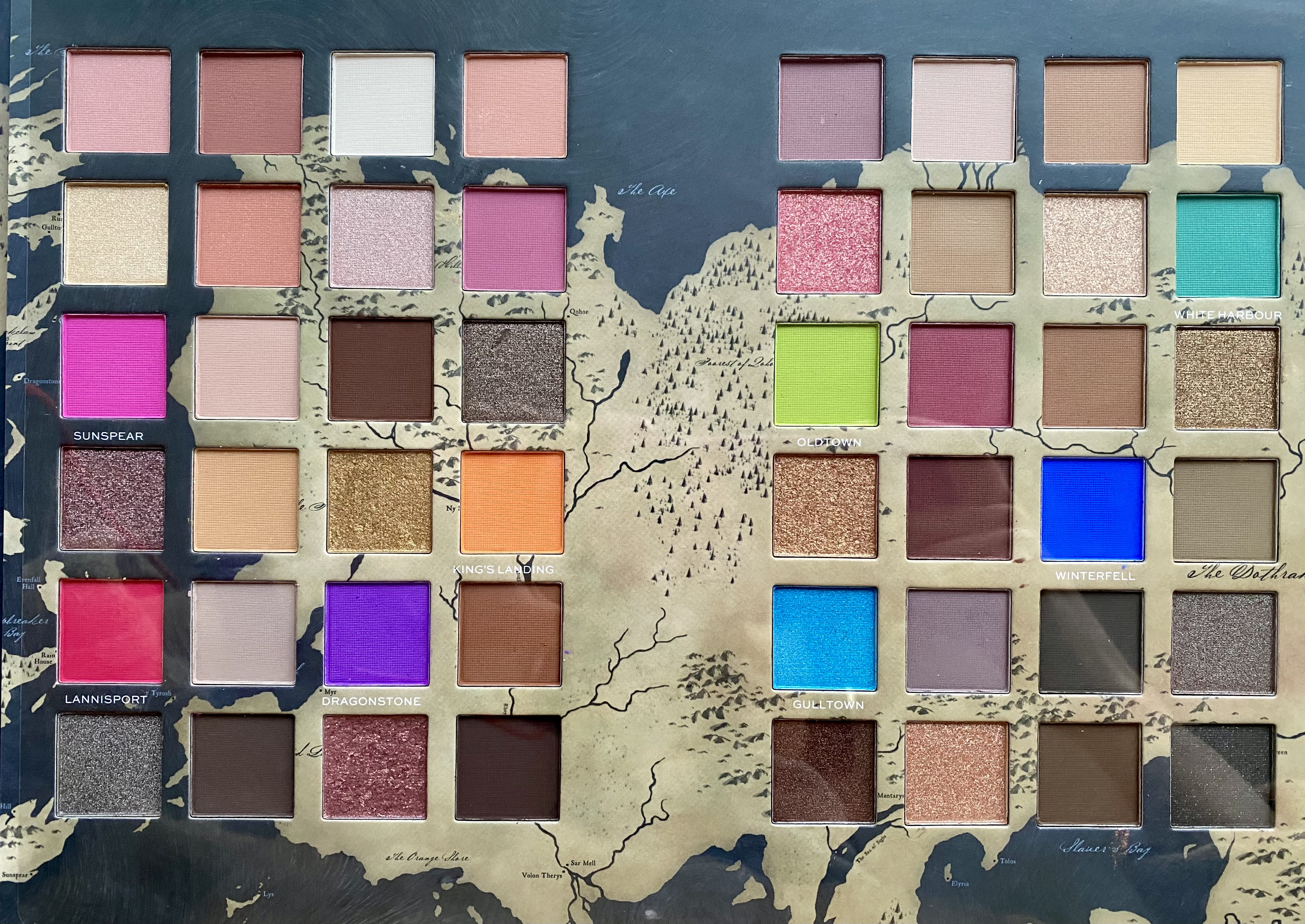 Огляд палетки Makeup Revolution Game of Thrones Shadow Palette