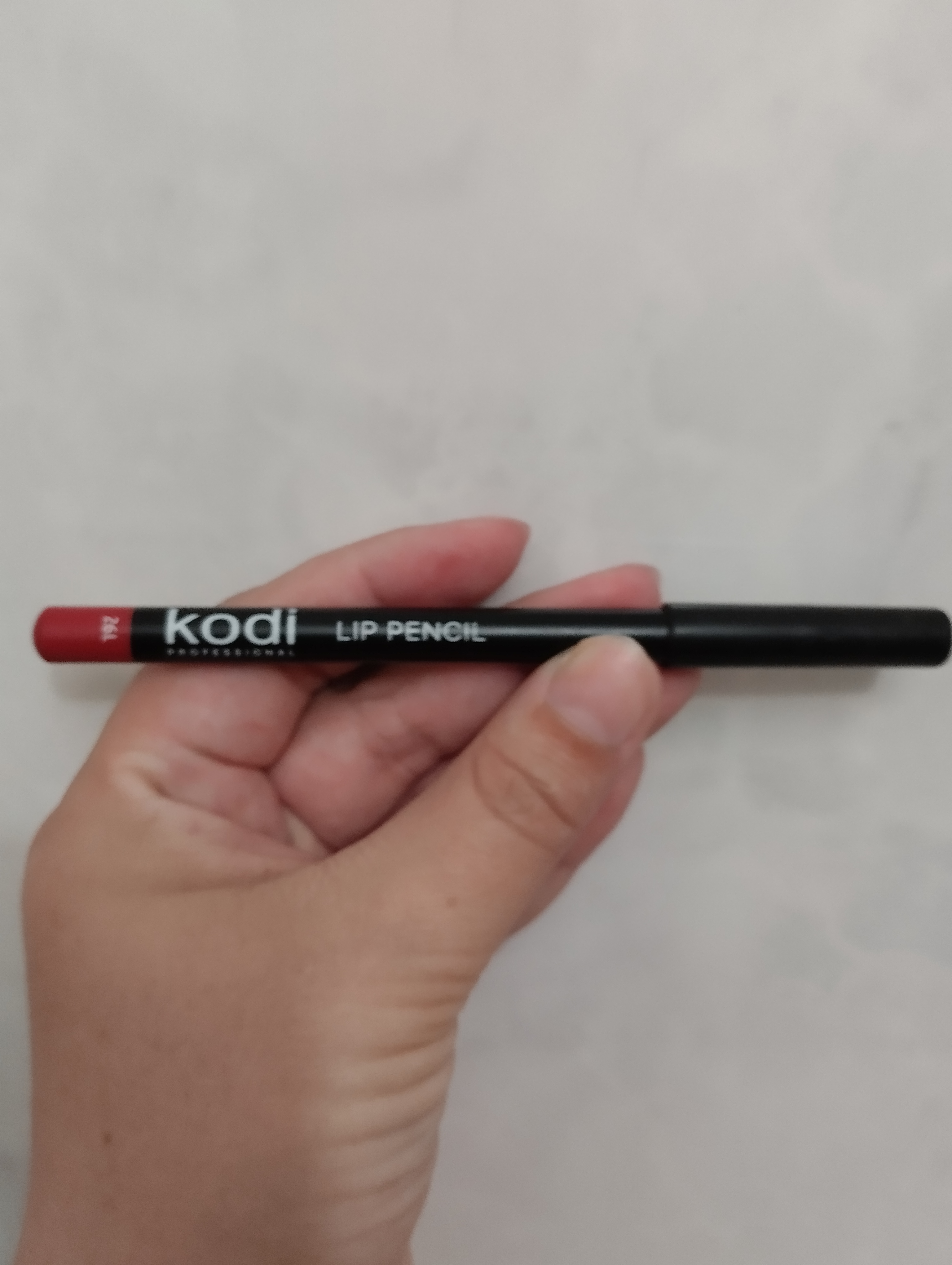 Kodi Professional Lip Pencil той самий універсальний якісний олівець для губ, що буде тримати помаду