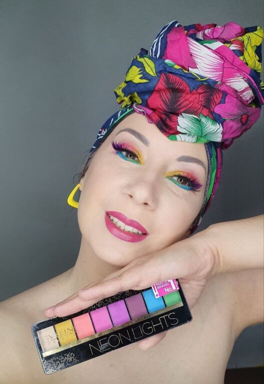 Бюджетна яскрава неонова палетка Neon lights від Eveline cosmetics