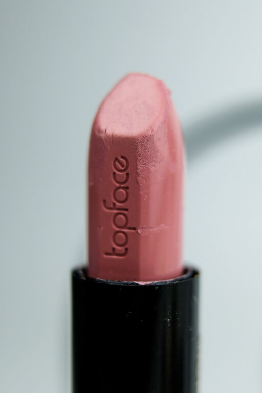 Випадковий гість на моєму туалетному столику: Topface Instyle Creamy Lipstick