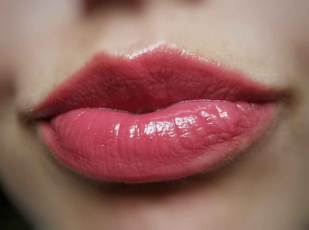 Огляд блиску Lifter Gloss від Maybelline 005 Petal ч.3.