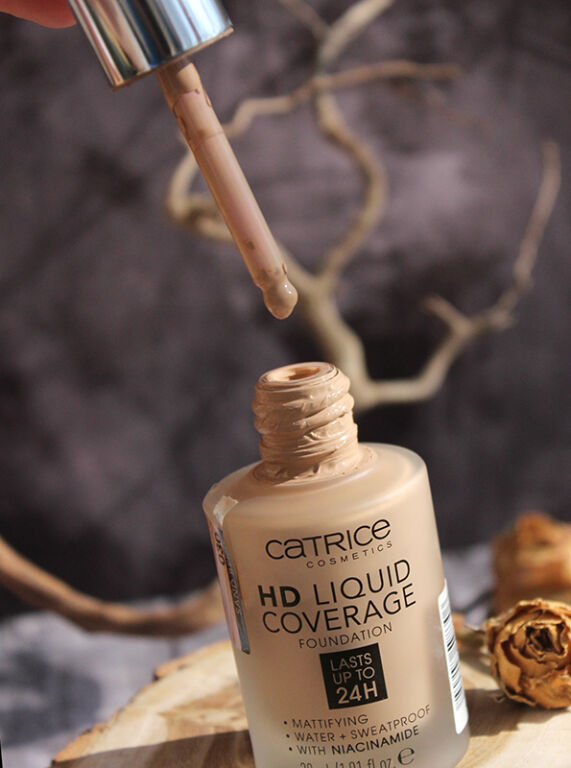 Ще один із моїх улюбленців: Catrice HD Liquid Coverage Foundation. Відтінок  030 “Sand Beige”