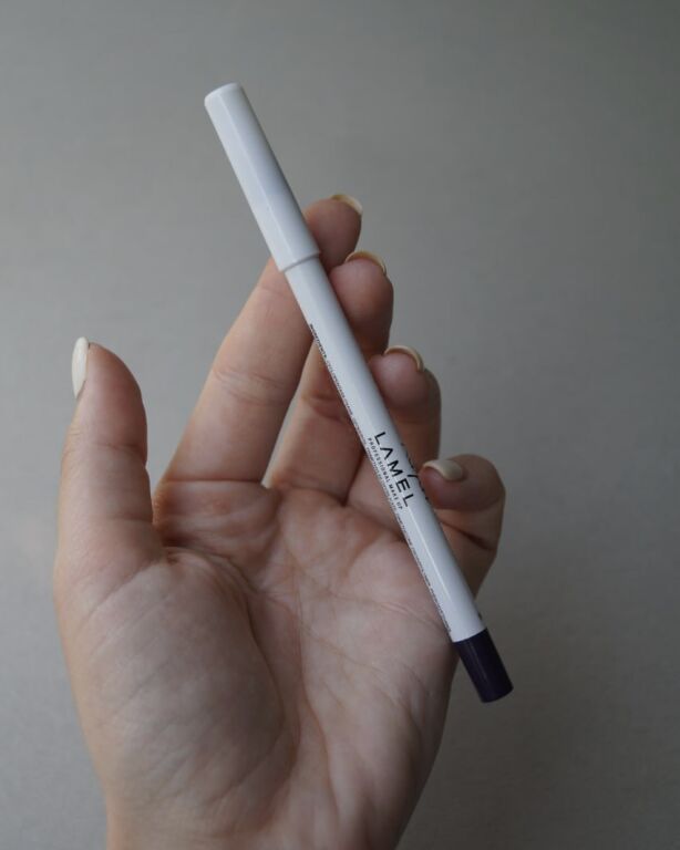 Фіолетовий олівець Lamel  404 на очах