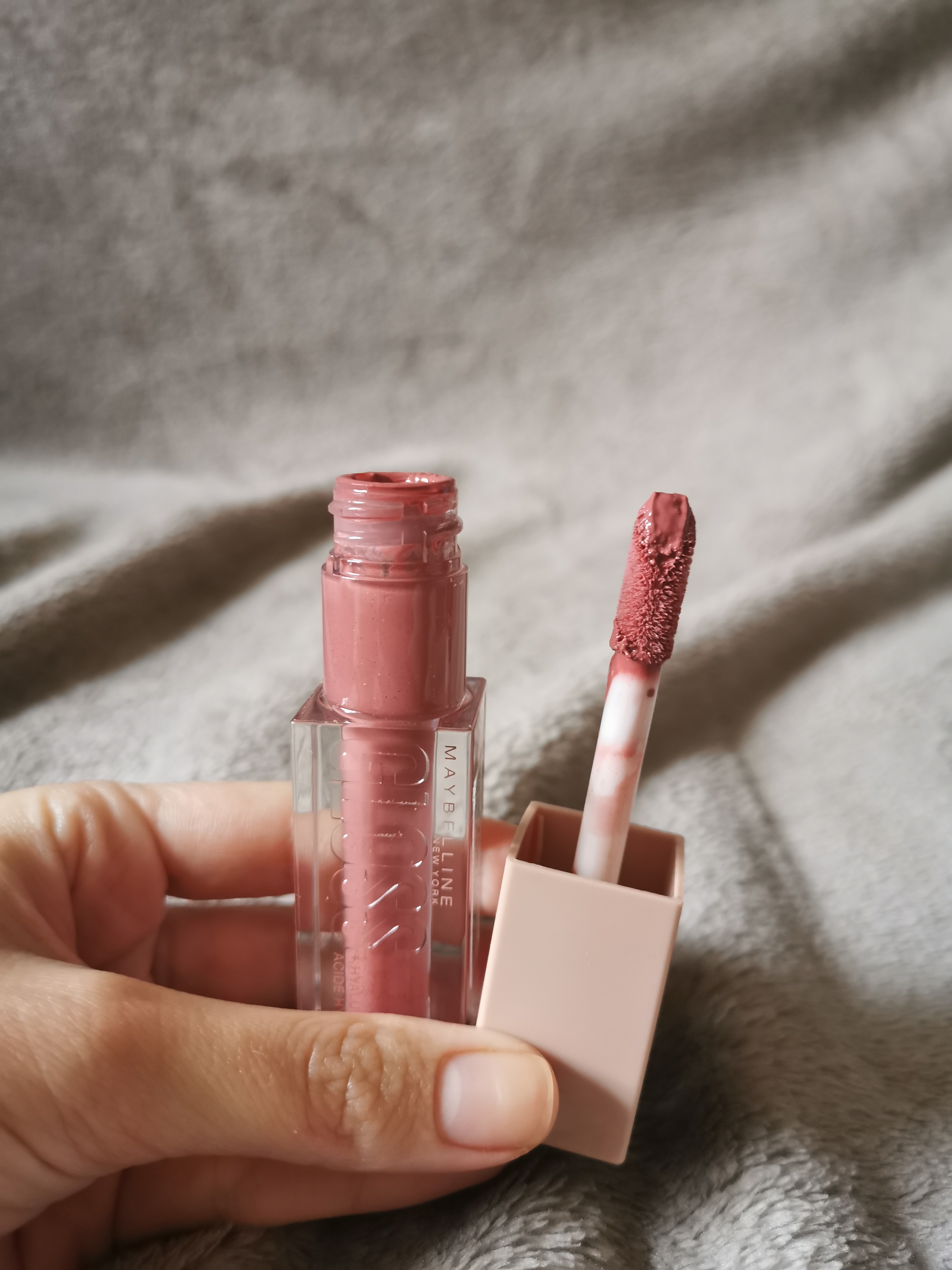 Огляд блиску Lifter Gloss від Maybelline 005 Petal ч.3.