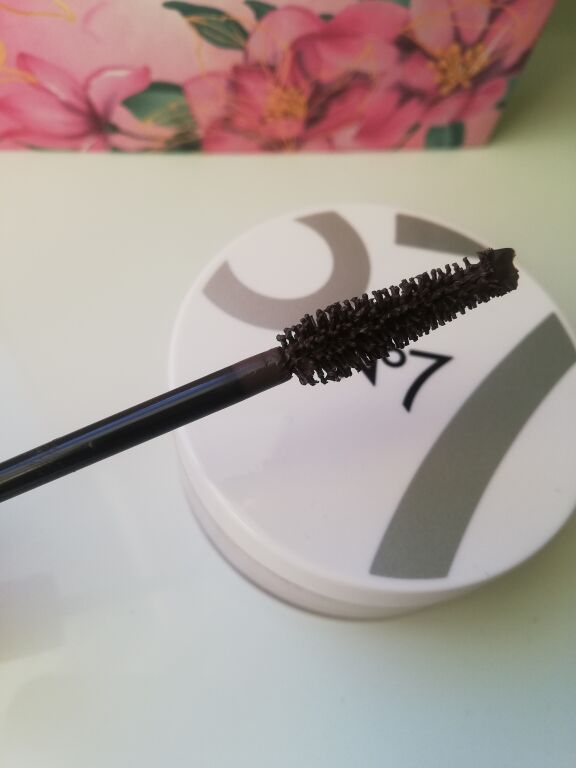 No 7 brown mascara, finishing loose powder