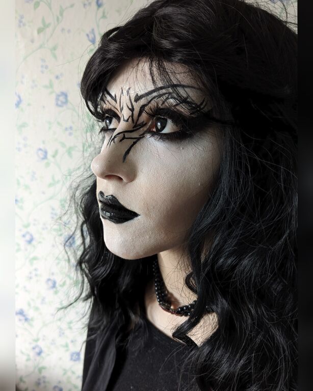Goth makeup 