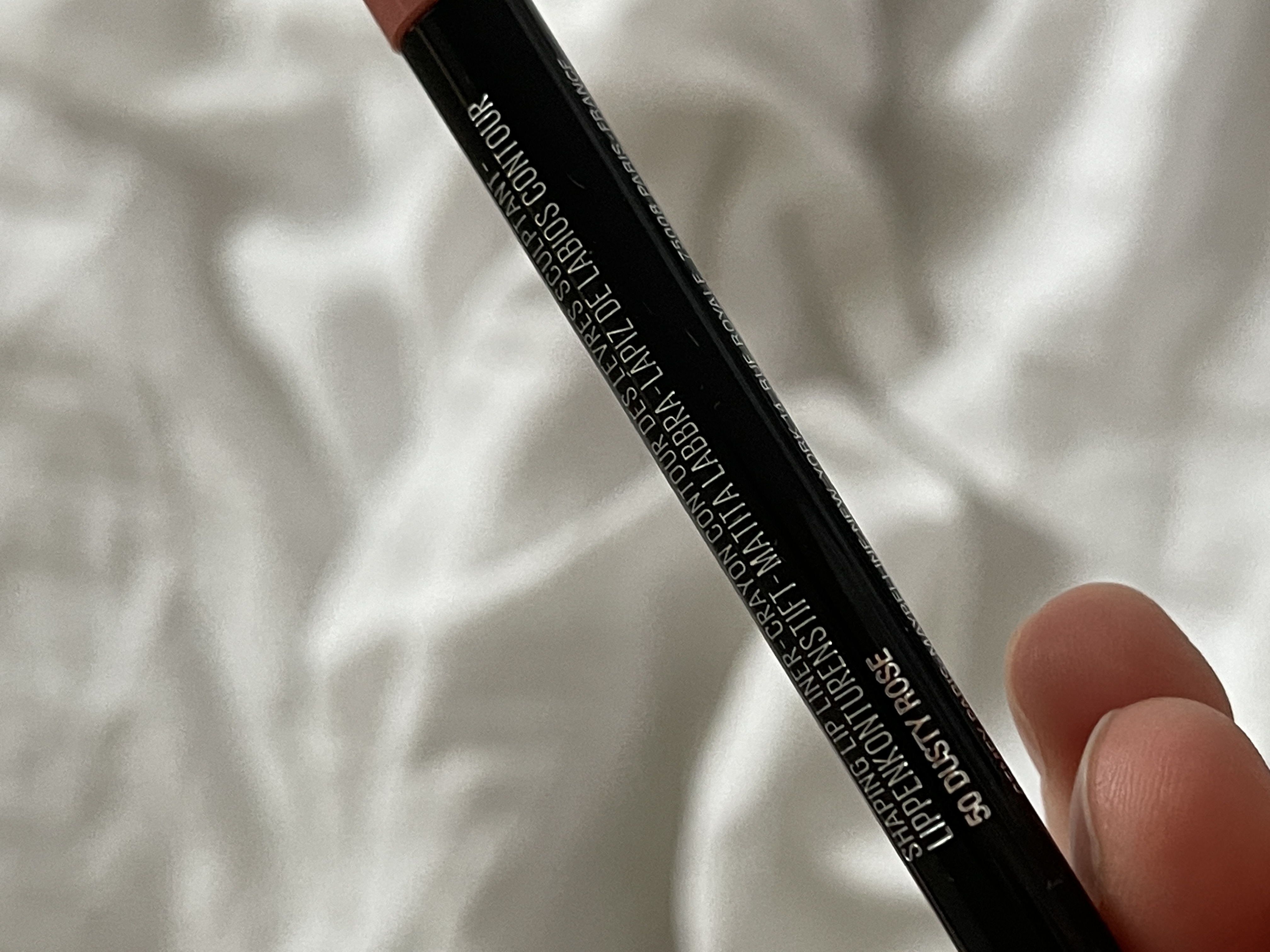 Збільшую об‘єм губ олівцем