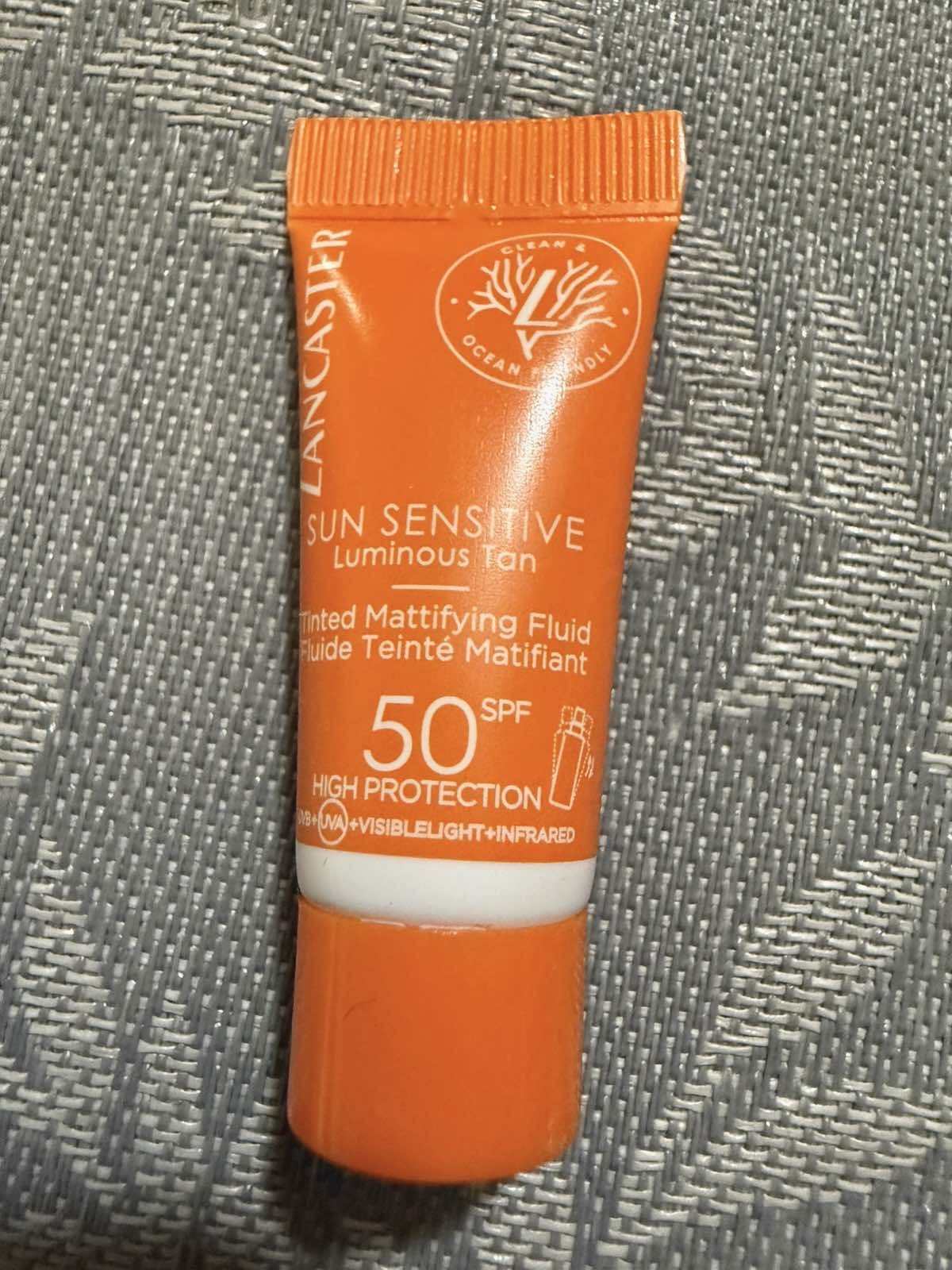 Sun Sensitive Tinted Mattifying Fluid SPF50 від Lancaster