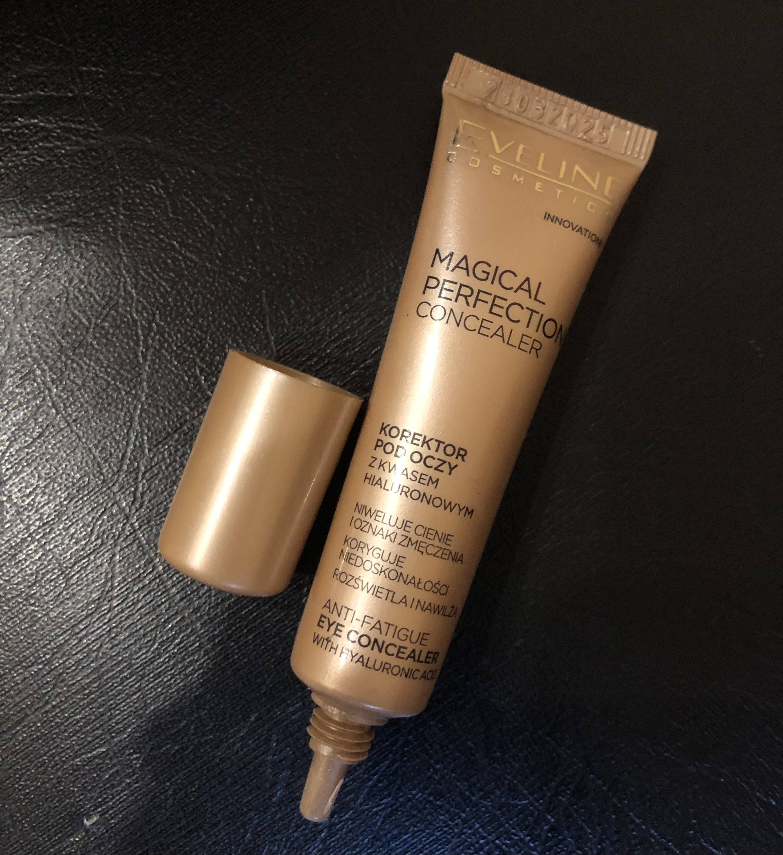 Чи справді консилер Eveline Cosmetics Magical Perfection Concealer бюджетний аналог Clarins Instant