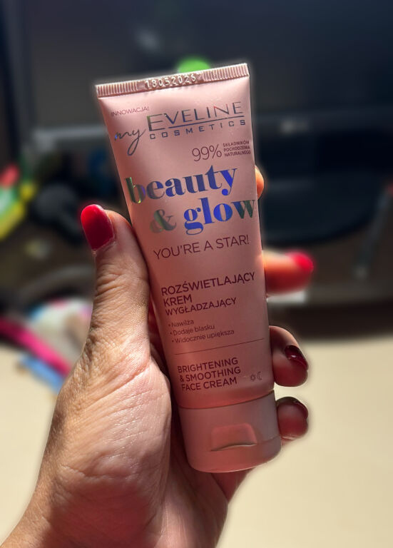 Сяйво чи перебір? Відгук про розгладжувальний крем Eveline Beauty & Glow