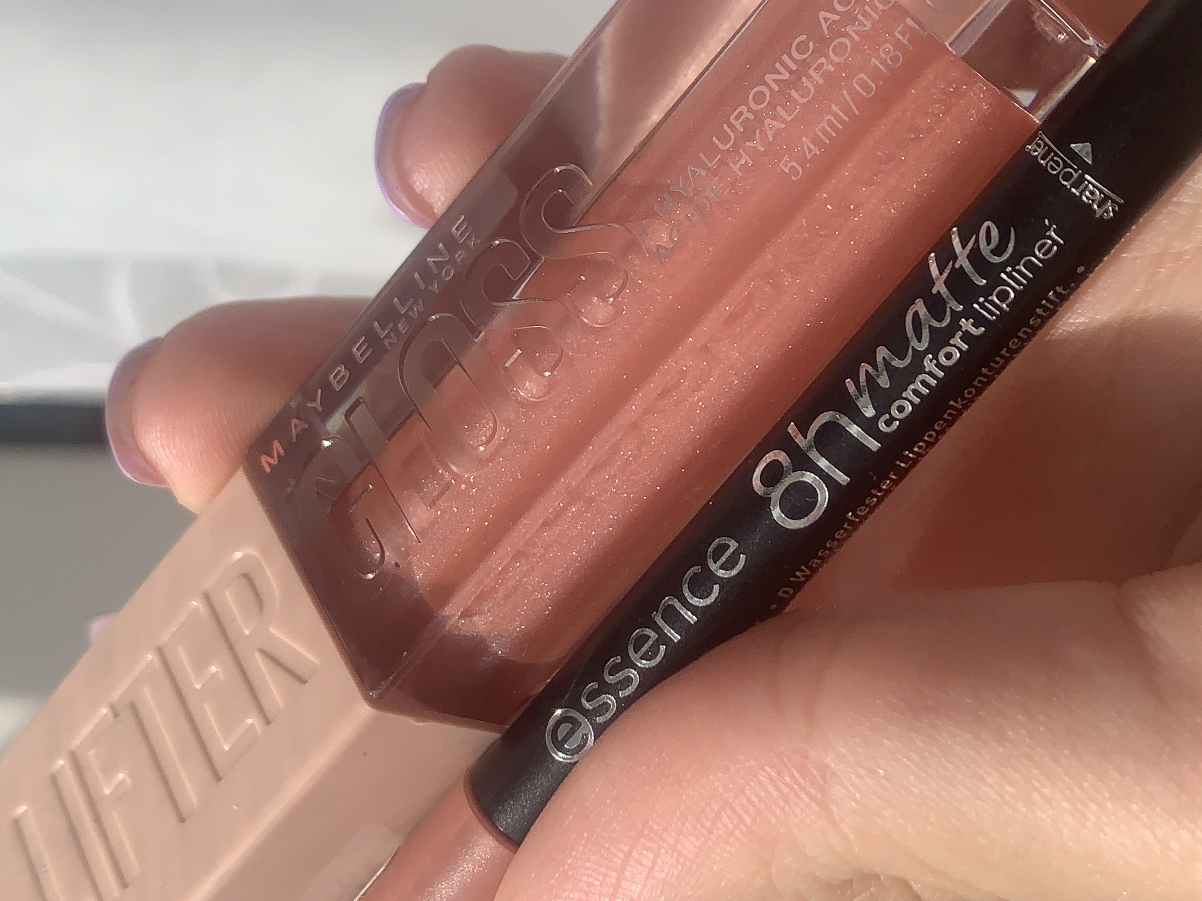 Maybelline New York Lifter Gloss & Essense 8 hours lip pencil