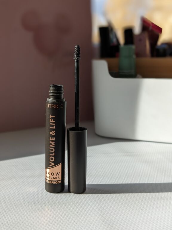 Catrice Volume & Lift Brow Mascara Waterproof 040 Dark Brown: виявися зовсім не Brown