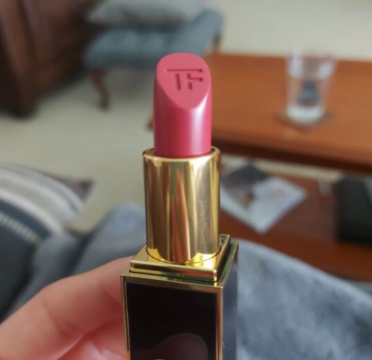 Бюджет чи розкіш: кремові помади Essence Shine Caring vs. Tom Ford Lip Color