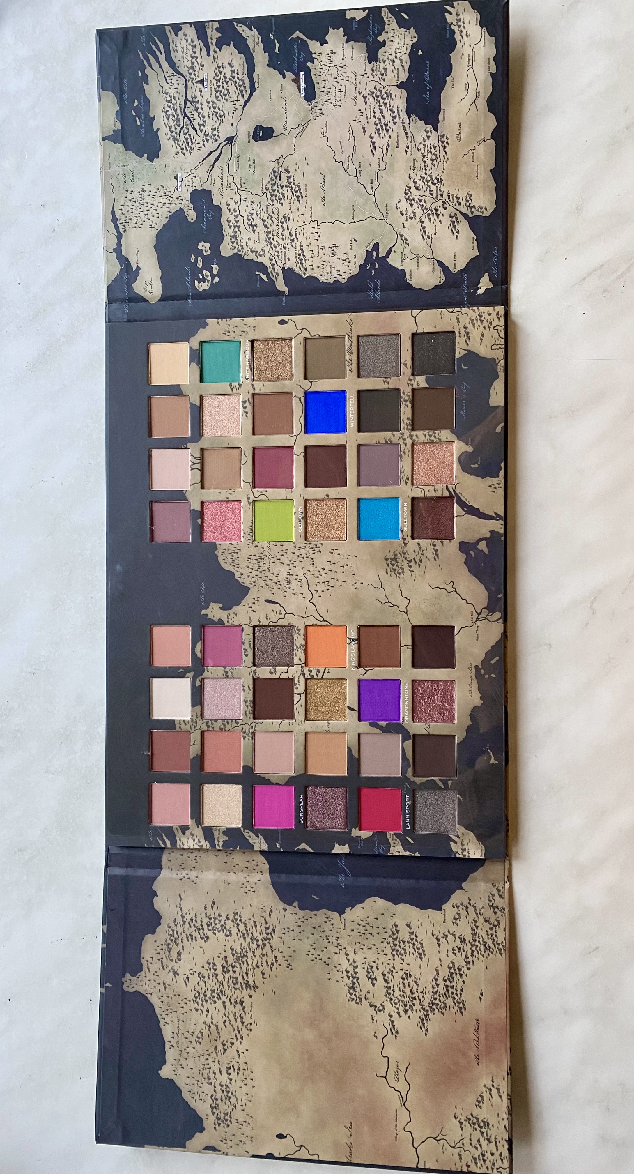 Огляд палетки Makeup Revolution Game of Thrones Shadow Palette