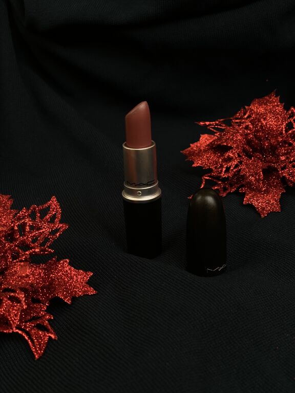 M.A.C Cremesheen Lipstick у красивому відтінку