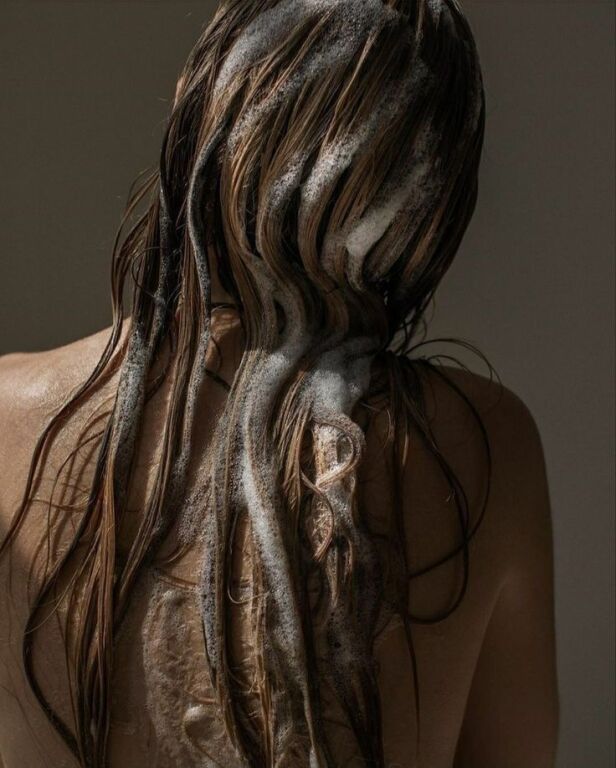 Правильний спосіб змивання шампуню може допомогти максимально очистити волосся. Ось кілька кроків: